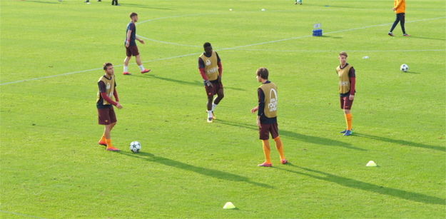 Il riscaldamento della Roma (foto Del Gobbo)