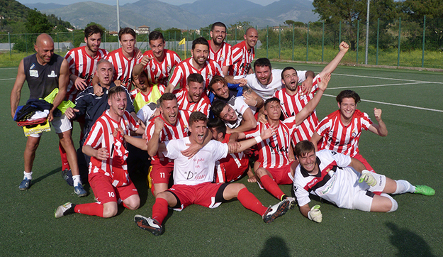 La festa promozione dopo il match di Gaeta (©Gaz_reg)
