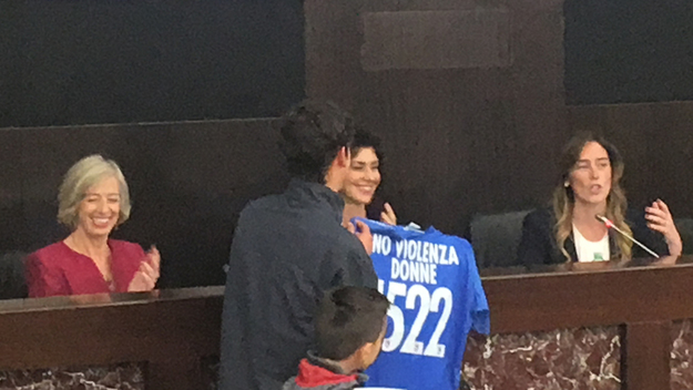 L&apos;Audace consegna la maglia alla Ministra Boschi ©gr