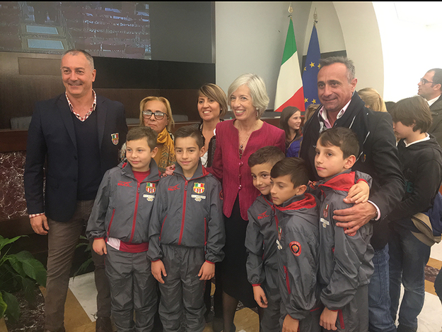 La Ministra Giannini con i piccoli calciatori del Ponte di Nona
