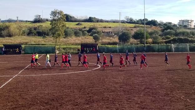Le due squadre entrano in campo
