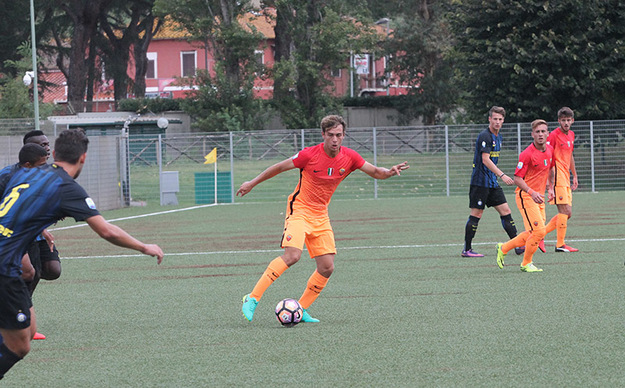 De Santis in azione contro l&apos;Inter @De Cesaris