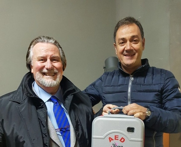 Lamberto Galassetti consegna il defribillatore al ds Piancatelli