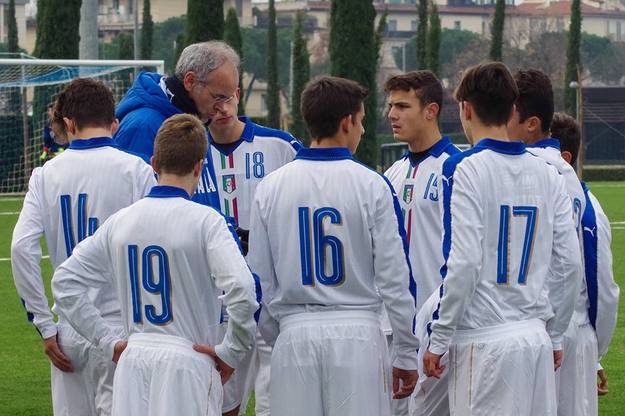 Gli azzurrini a rapporto © figc.it