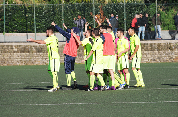 L&apos;esultanza del Montespaccato a fine gara (foto Del Gobbo)