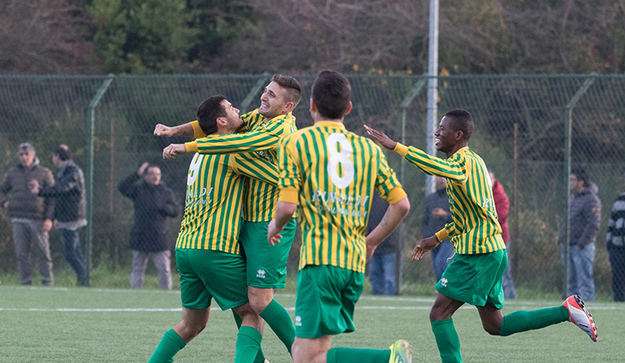 Cocuzzi che abbraccia Campagna dopo il gol alla Pro Calcio Lenola ( foto @SS Michele e Donato)