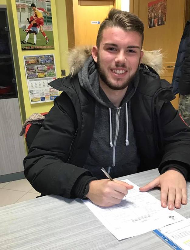 Paolo Capuani durante la firma (©Facebook)