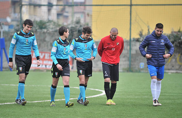 La terna arbitrale e i due capitani escono dal campo (©Del Gobbo)
