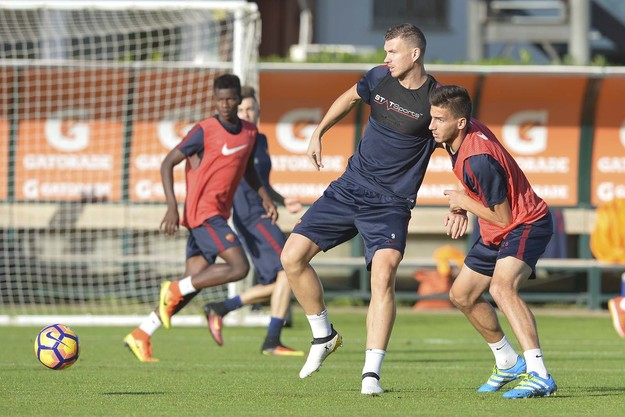 Nani alle prese con Dzeko © asroma.it