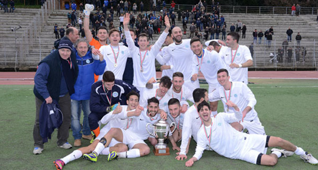 L&apos;Empolitana alza la coppa dopo la finale con la Viterbese (Foto d&apos;archivio)