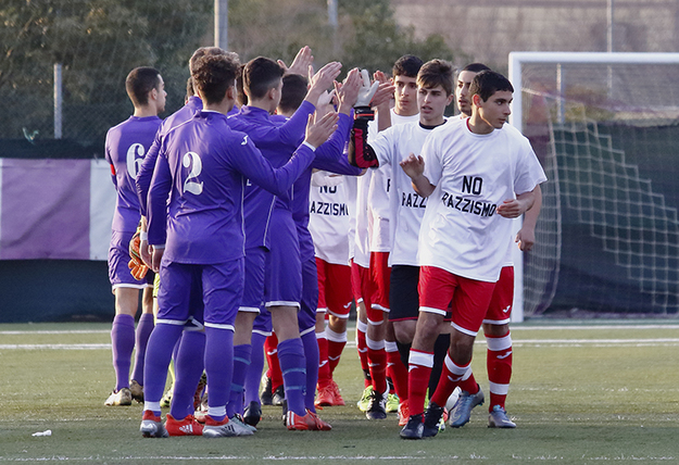 I ragazzi dell&apos;Atletico Fiumicino con la maglia contro il razzismo (©Massimiani)