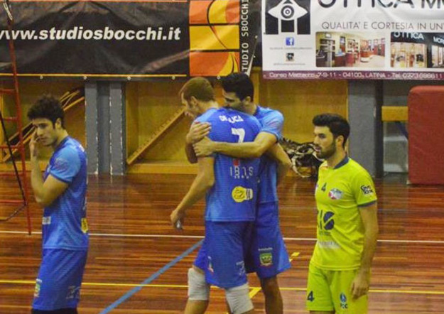 De Luca abbracciato dopo un punto