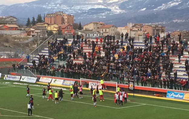 I giocatori de L&apos;Aquila festeggiano sotto la curva