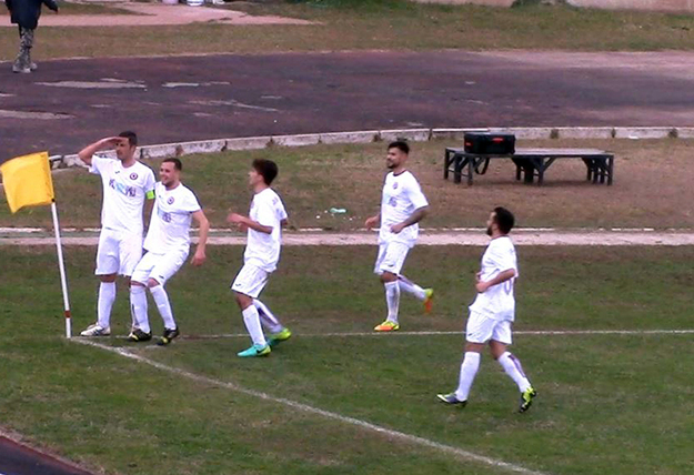 Paolacci esulta e guarda verso la Lega Pro (©Foto Ferri)