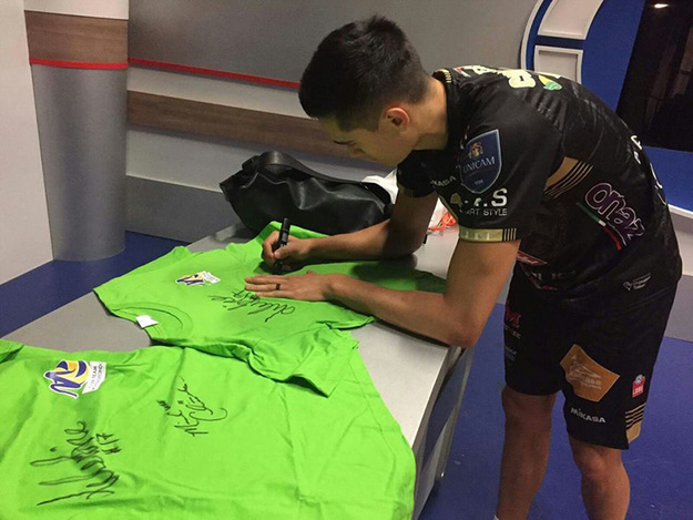 Le maglie autografate in palio