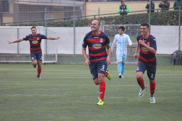 Carnevali esulta dopo un gol