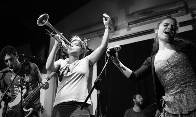 Uno scatto degli OU durante un loro concerto