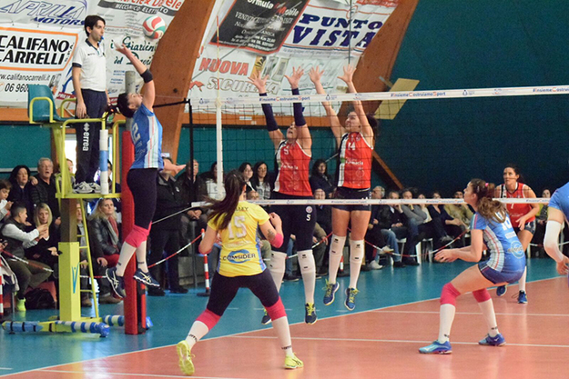 Giovolley all&apos;attacco contro Baronissi (foto ©Catinella)