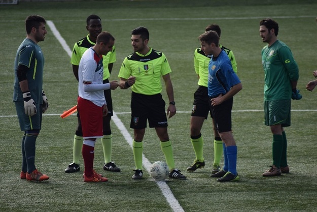 Le due squadre all&apos;ingesso in campo