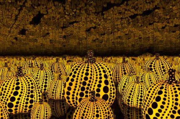 Yayoi Kusama, All the Eternal Love I Have for the Pumpkins, 2016, Legno, specchio, plastica, acrilico