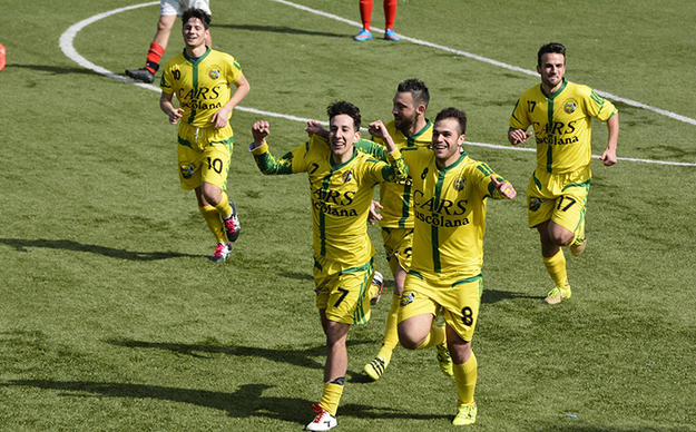 L&apos;esultanza di Cecchetti dopo il gol vittoria contro la Vivace (©Imperoli)