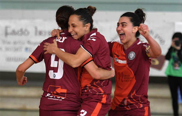 L&apos;esultanza delle ragazze dell&apos;Olimpus (©Casella)