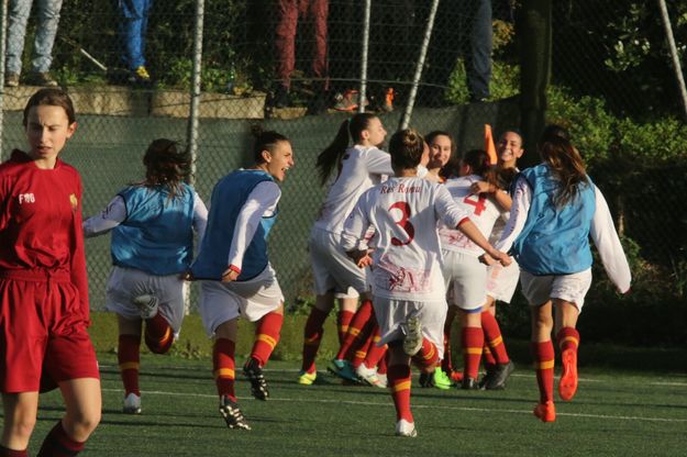 L&apos;esultanza della Res Roma dopo il gol vittoria di Simonetti