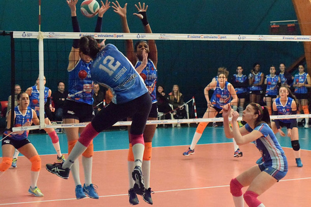 Giovolley, attacco della Liguori (©Catinella)