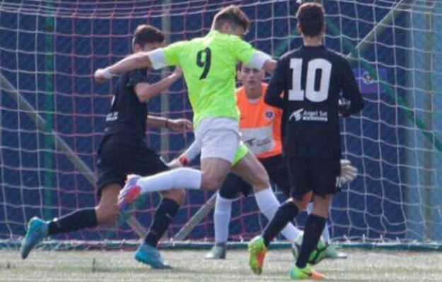 Con il 9, Cosimo Di Vaia in azione