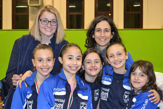 Le ragzze della ASD Ginnastica Genzano insieme ai tecnici Micaela Fagiolo e Giada Valle