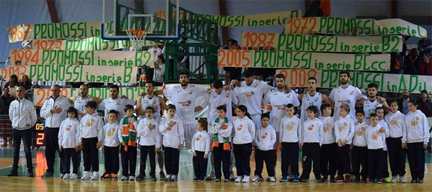 Il Palestrina con i suoi tifosi prima del derby di domenica scorsa