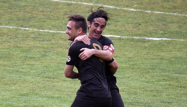 L&apos;esultanza di Renan Pippi con Fanasca dopo il gol nel derby ©MonterosiFC