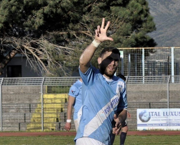 Fabio Fanelli dopo la tripletta che ha steso l&apos;Hermada (©Davide Antonio Cerasoli)