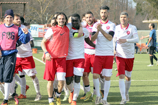 I compagni festeggiano Mamarang © Cesolini