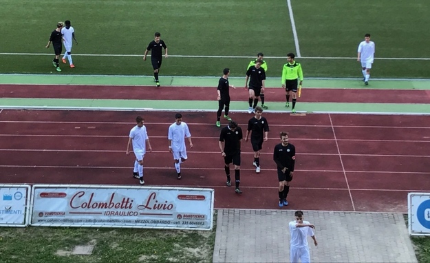 Le due squadre vanno negli spogliatoi per l&apos;intervallo ©Gazzetta Regionale