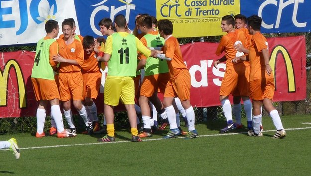L&apos;esultanza dei ragazzi di Pesci dopo il gol del vantaggio Foto GazzettaRegionale