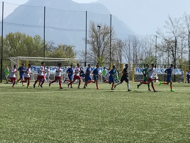 L&apos;ingresso delle due squadre in campo a Borgo Valsugana ©Gazzetta Regionale 