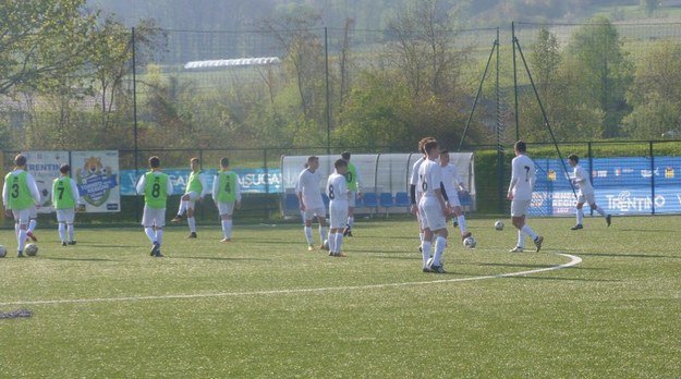 Un&apos;immagine del riscaldamento dei Giovanissimi di Pesci Foto Gazzetta Regionale