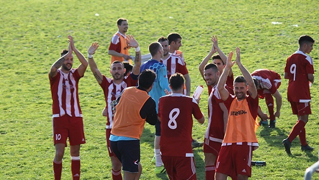 L&apos;esultanza biancorossa nel post partita di Cassino (©Ammanniti)