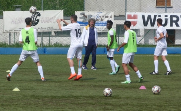 Il riscaldamento dei ragazzi di Ippoliti a Calceranica ©Gazzetta Regionale