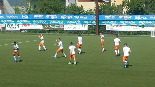 I ragazzi di Macidonio nel riscaldamento pre partita