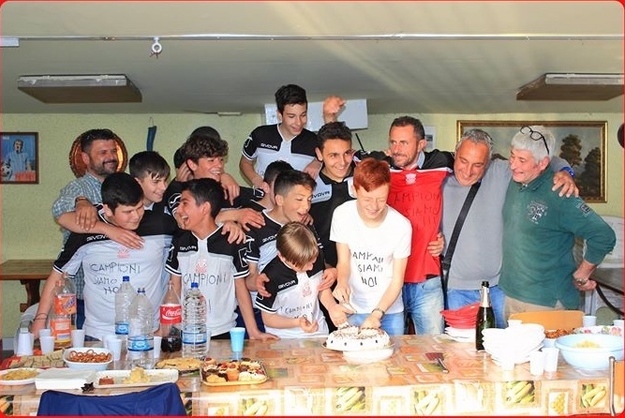 La festa del gruppo dopo la vittoria