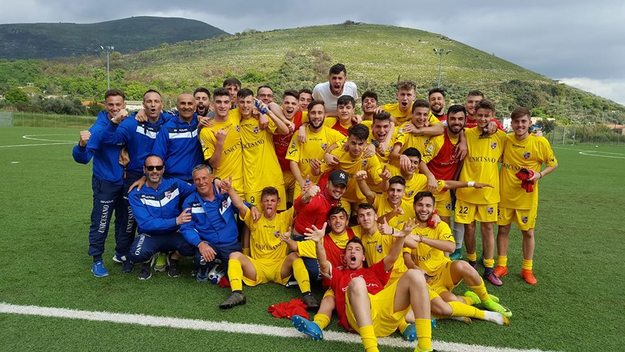 La formazione di Alessandro Parisella festeggia a fine partita (foto unicusanofondicalcio)