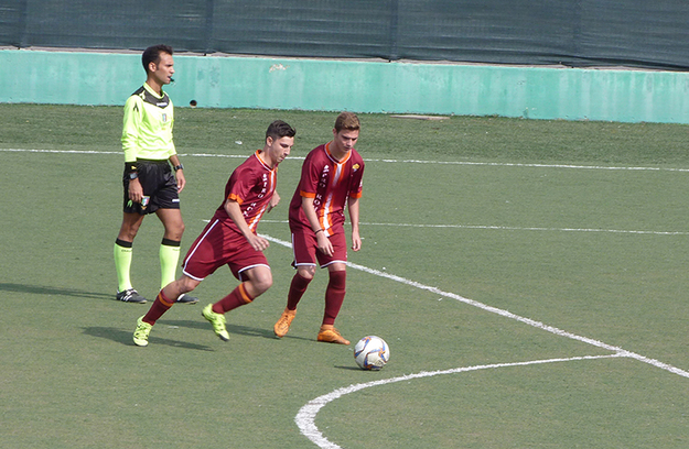 Simone Pascucci prima di realizzare un calcio di punizione ad Artena (©Gazzetta Regionale)