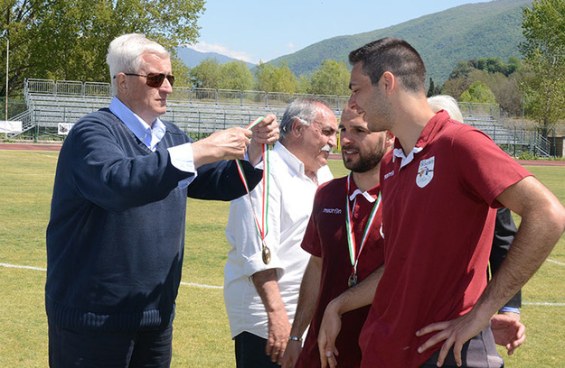 Lorenzo Basili mentre viene premiato. Sullo sfondo il patron Massimo Testa (©Lori)
