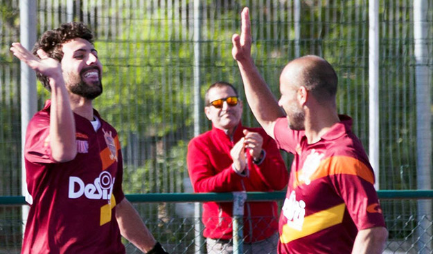 Notturni a sinistra festeggia con Leone il suo primo goal in A1