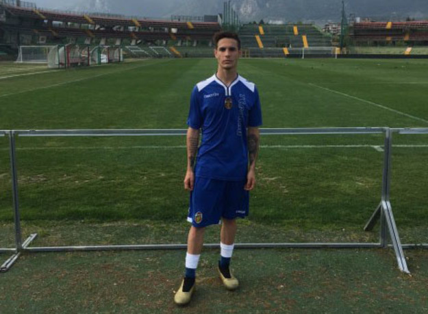 Granillo con il completo della Ternana all&apos;interno del Liberati