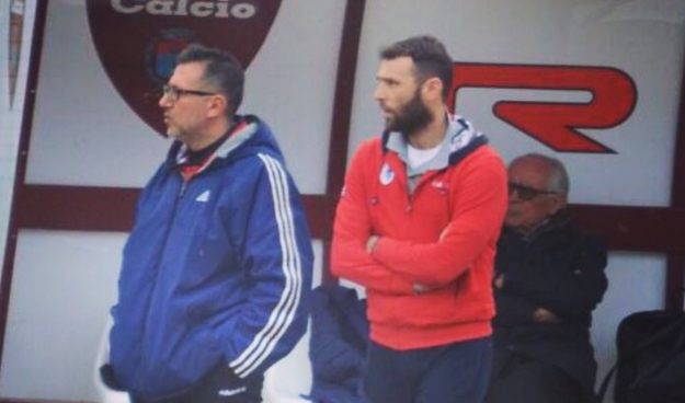 A destra mister Ferone, battistrada con la sua Itri nel Girone D
