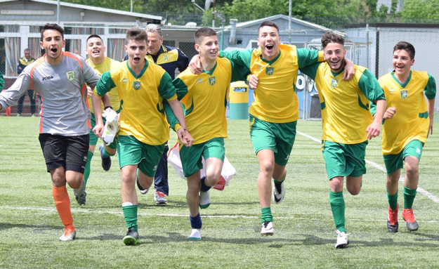 L&apos;esultanza dei ragazzi gialloverdi a fine partita ©ProCalcio