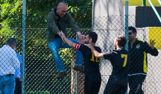 Torroni festeggia con i suoi ragazzi (©ilcalciodimax.it)